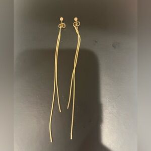 Gold pleated long earrings‎